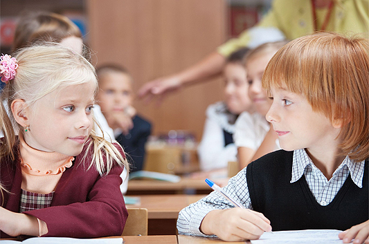 Zwei Kinder in der Schule schauen sich an